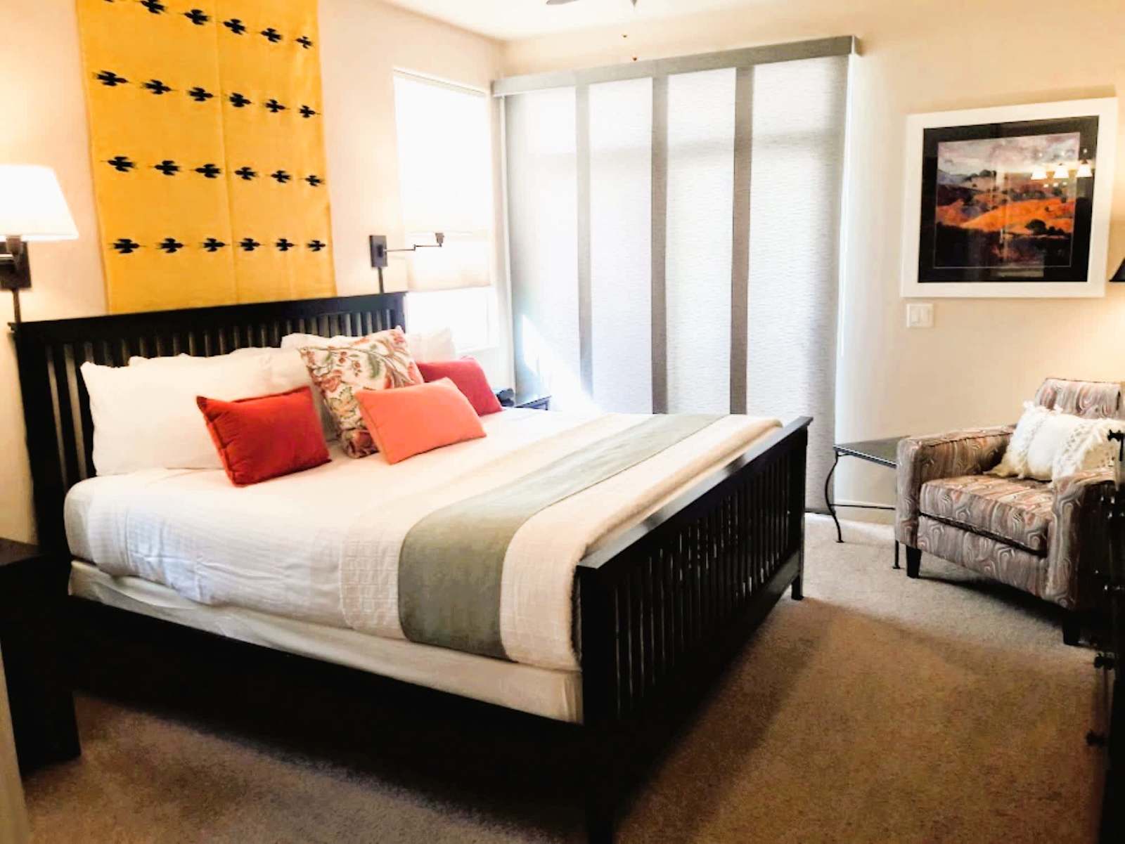Las Palmas 2112 - A 2-bedroom with 10-foot ceilings and a desert patio.